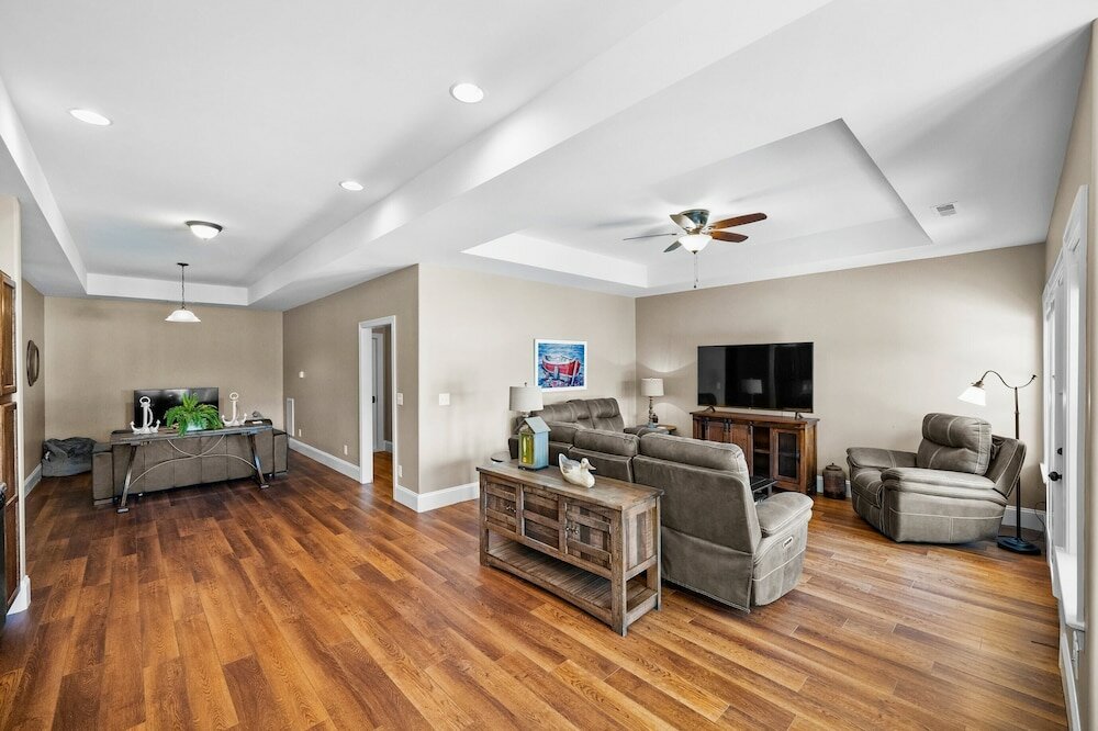 Фото Lake Living by Avantstay Sleeps 22 + Dock, Pool