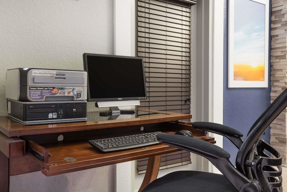 Фото Days Inn by Wyndham College Park Airport Best Road