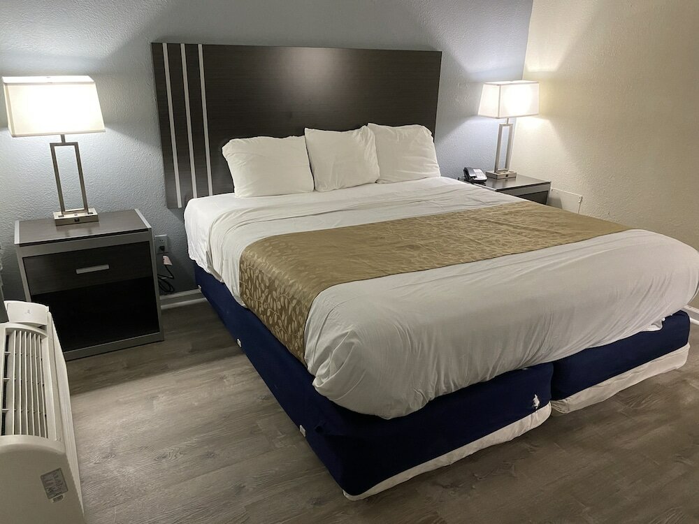 Фото Red Carpet Inn & Suites