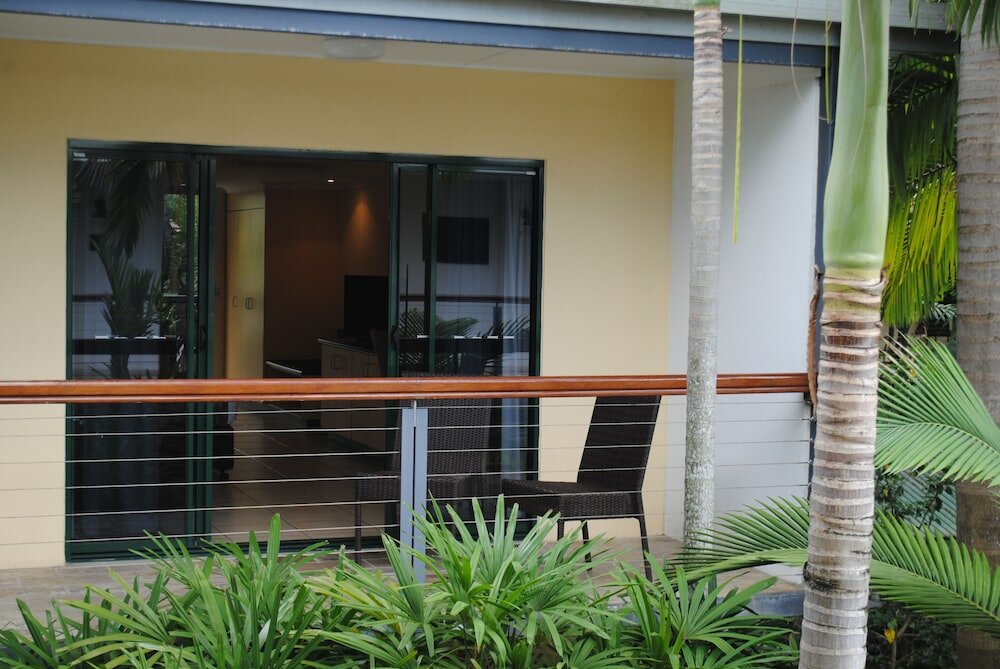 Фото Bay Village Tropical Retreat & Apartments