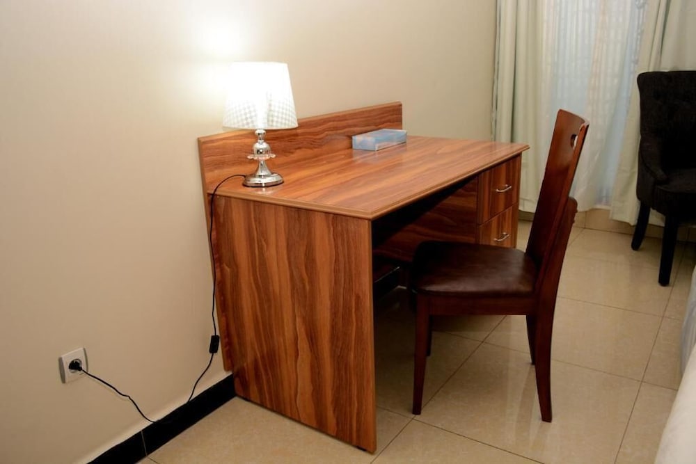 Фото La Posh Hotel