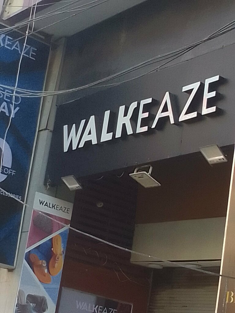 Shoe store Walkeaze outlet, Karachi, photo