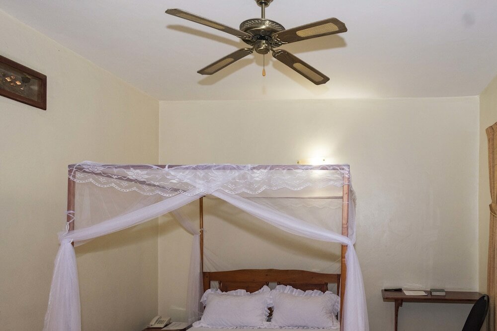 Фото Raja Excelsior Hotel