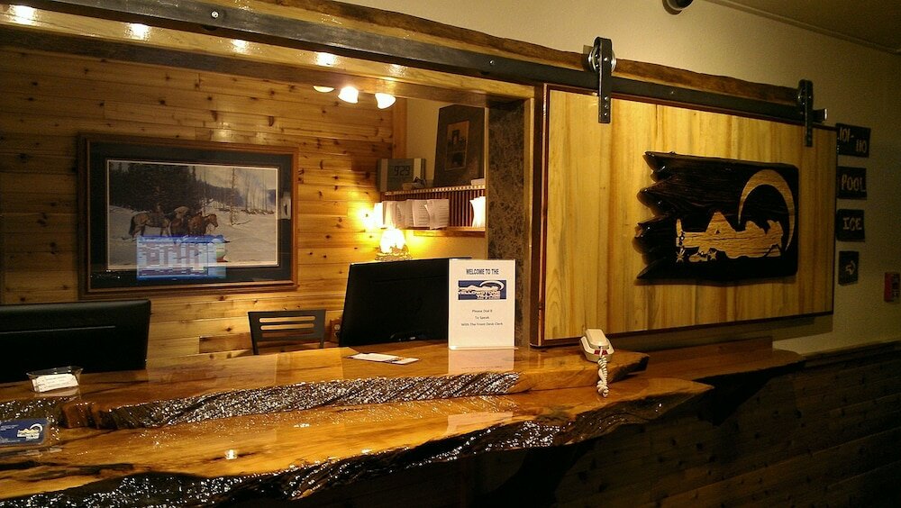 Фото Yellowstone Village Inn and Suites