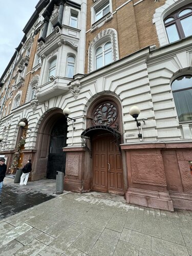 Жапон әйелі кеудесін сауады