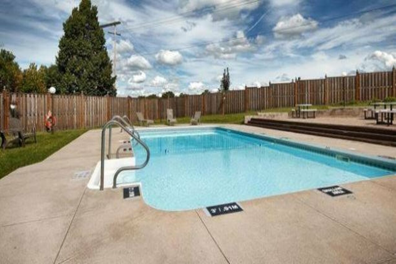 Фото Days Inn & Conference Centre by Wyndham Renfrew