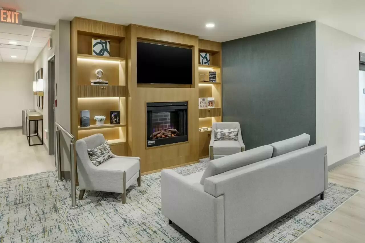 Фото Comfort Inn & Suites Newark Liberty International Airport