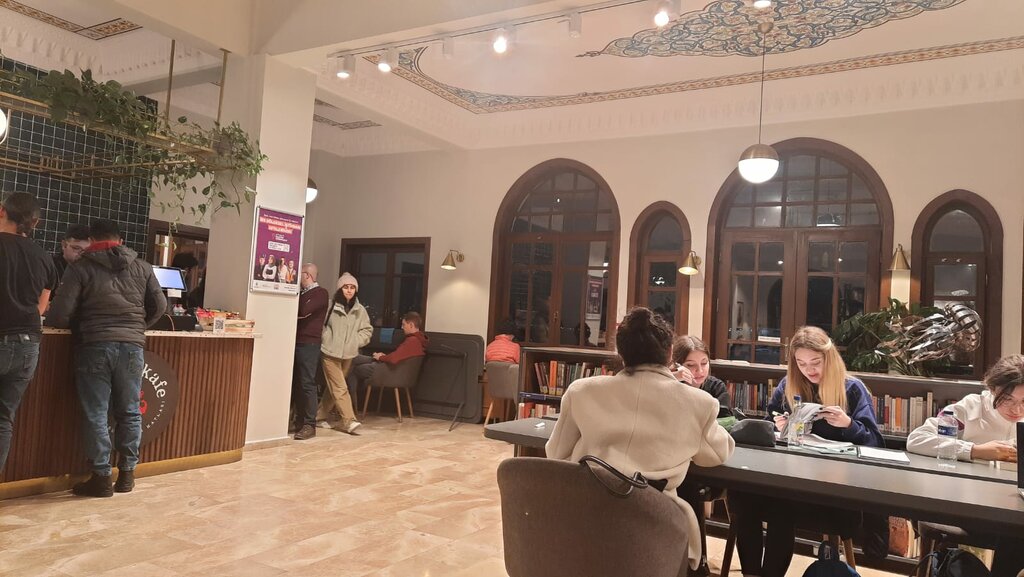 مقهى Kadikoy Pier Library, coffee house ، اسطنبول، صورة