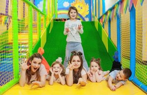 Sinfdagi rus pornosi maruza paytida bir yigitni silkitadi