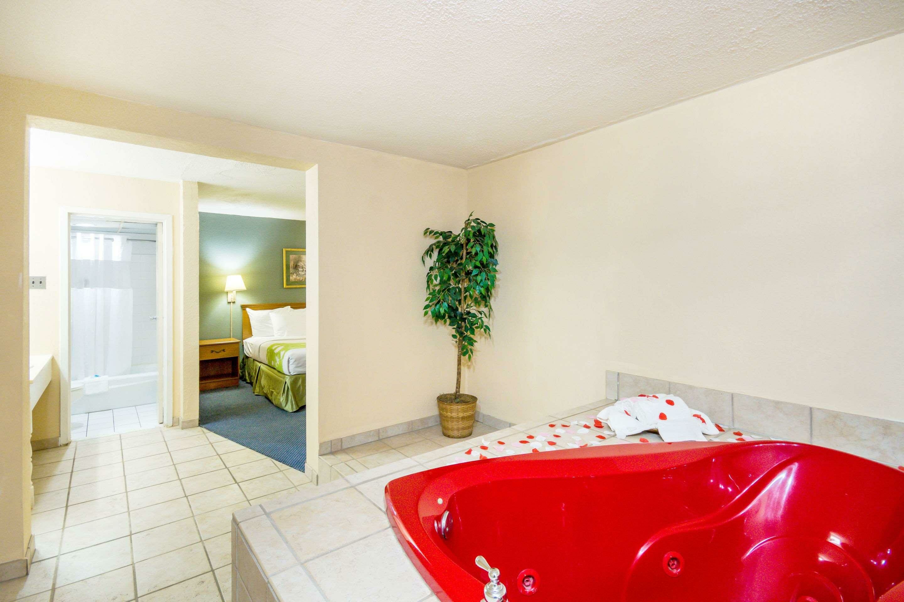 Фото Rodeway Inn & Suites
