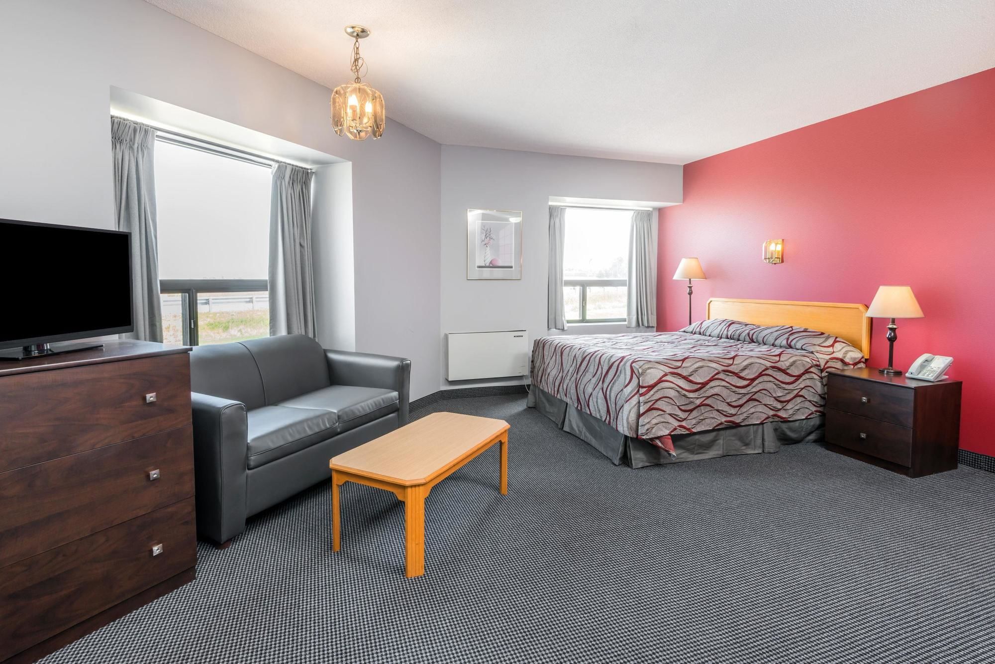 Фото Super 8 by Wyndham Mt Hope Hamilton Intl Arpt On