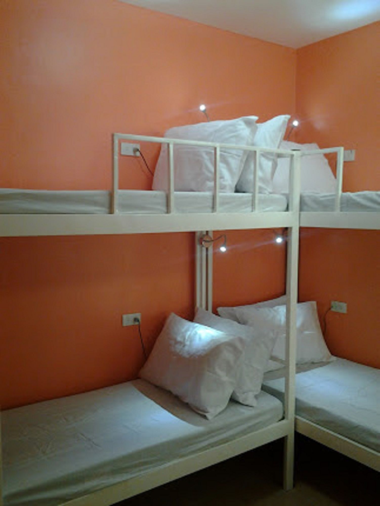 Фото Crossroads Hostel Manila