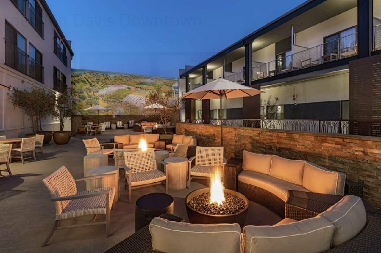 Фото Hilton Garden Inn Davis Downtown