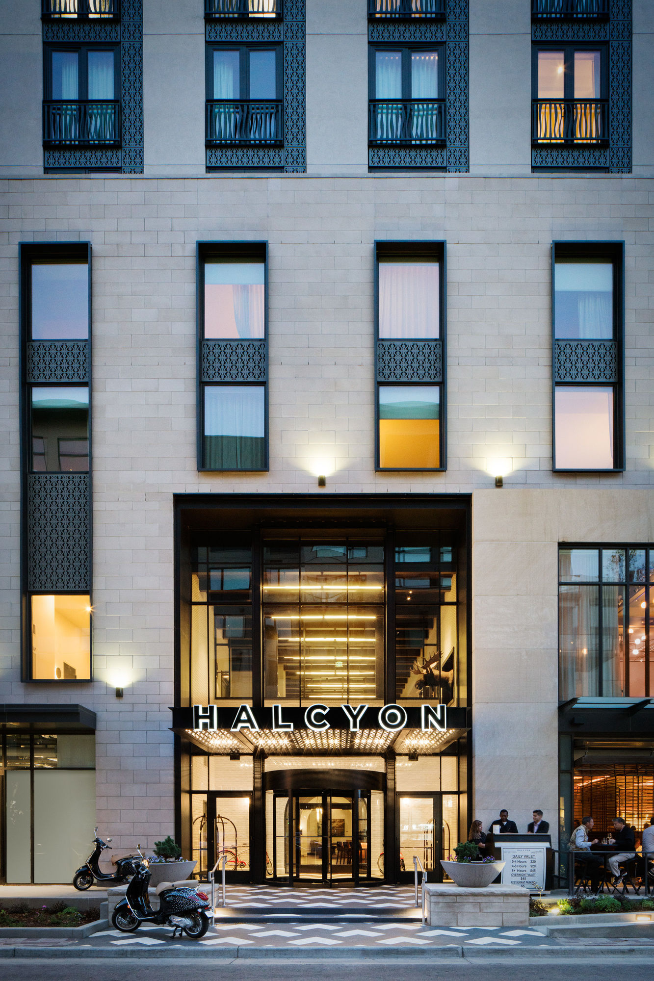 Фото Halcyon - a hotel in Cherry Creek