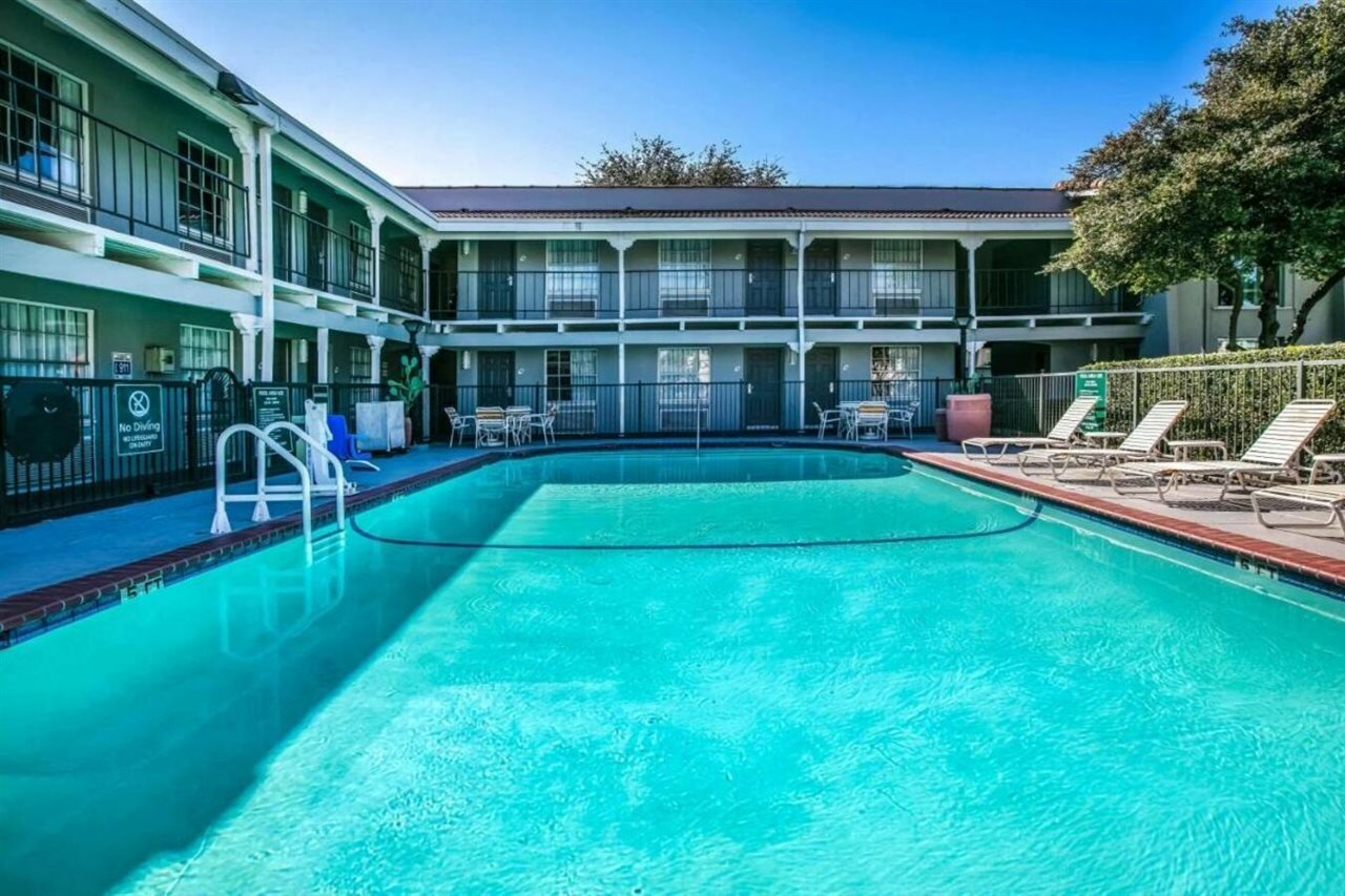 Фото La Quinta Inn by Wyndham Dallas Uptown