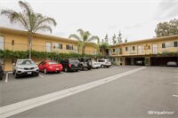 Фото Anaheim Islander Inn and Suites