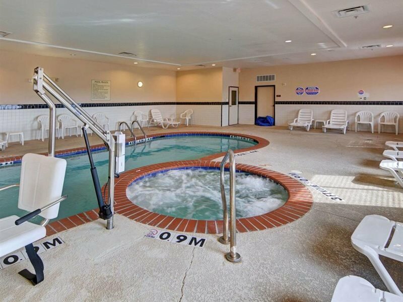 Фото Quality Suites Near Cedar Creek Lake