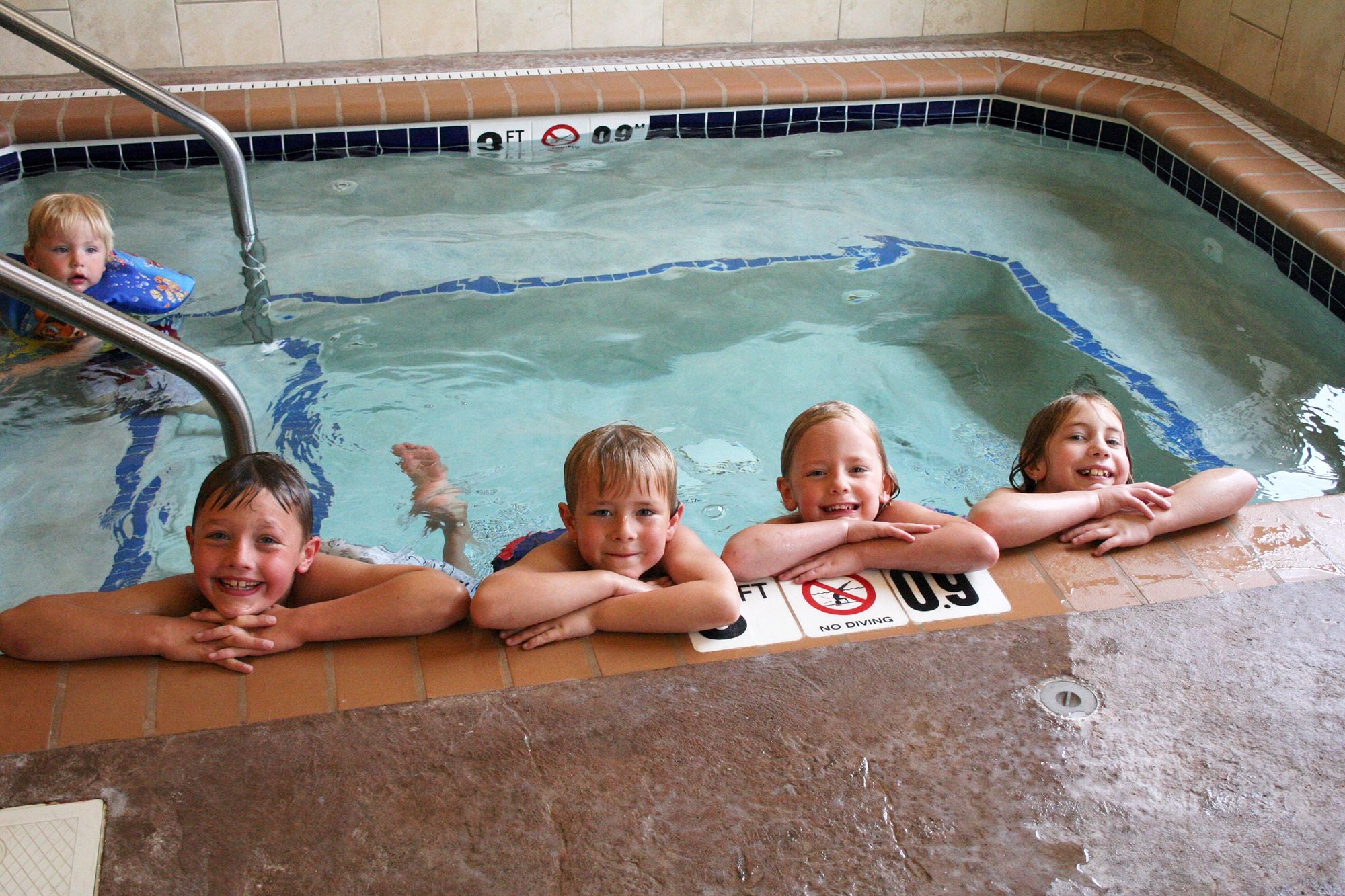 Фото Expressway Suites Fargo