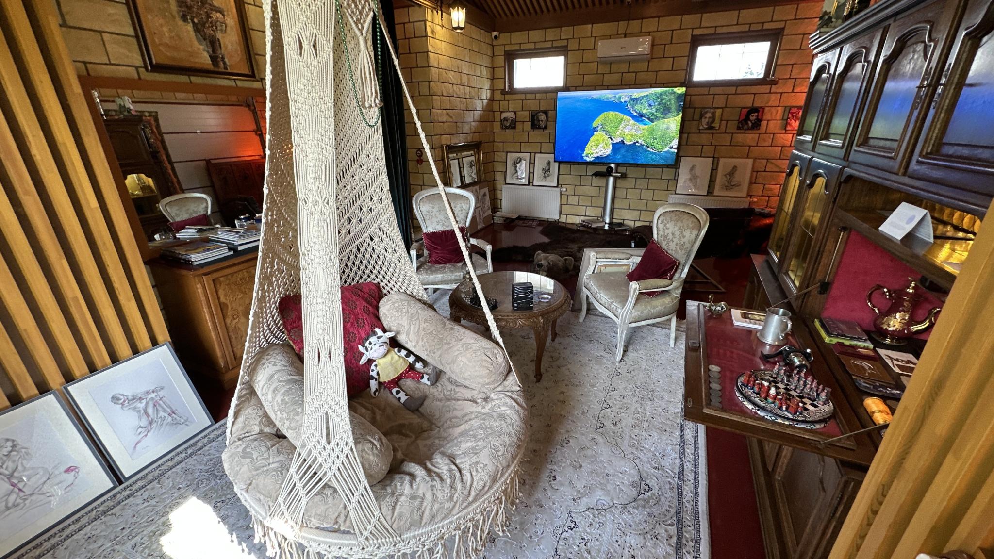 Фото Aston Martin Tower Art