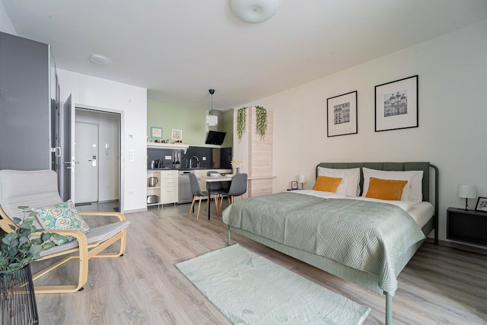 Фото WestSide Garden Apartments by Urbanrent