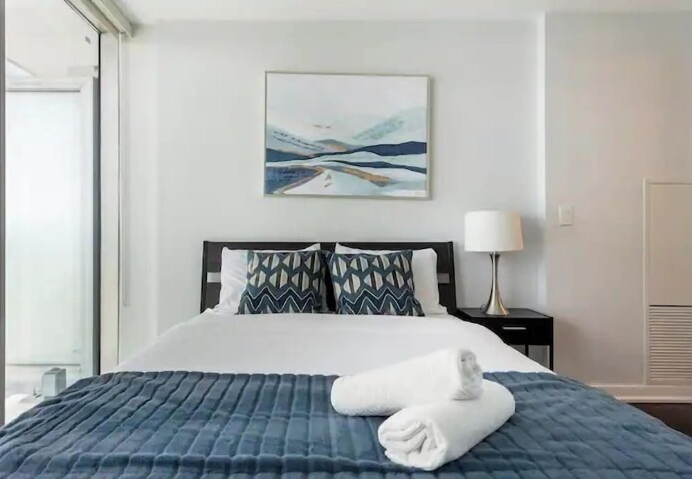 Фото Elegant Suites - Cn Tower & Lake View