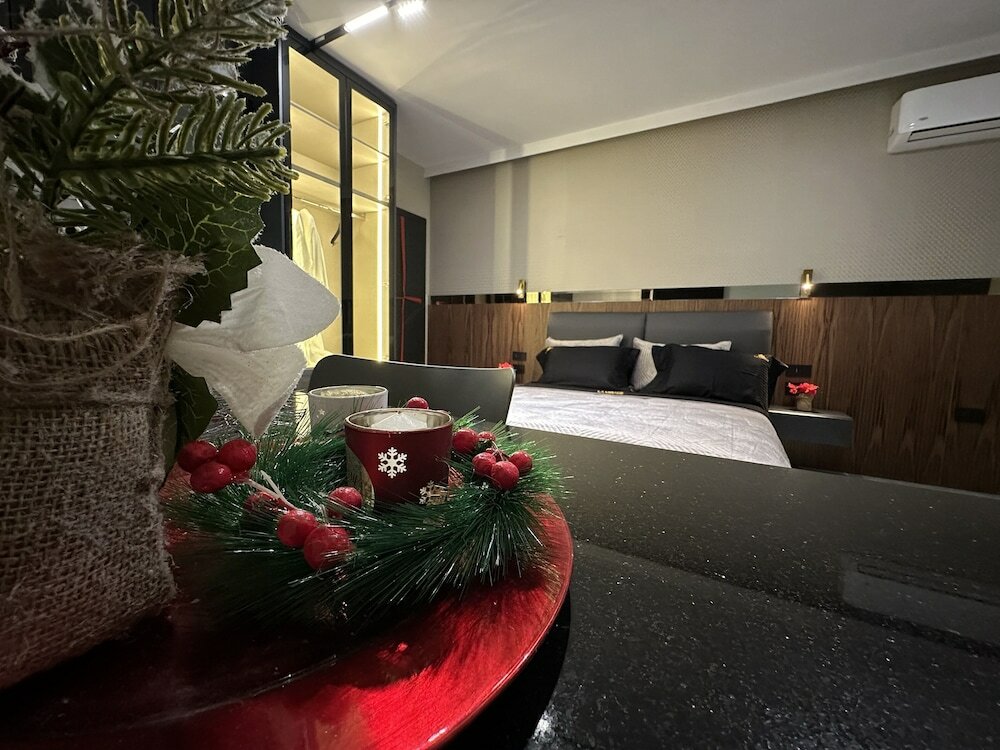 Фото La Mirage Suites & Apartments