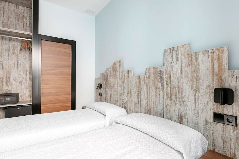 Фото Hostal Antón Martín