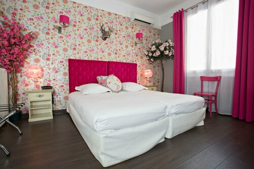 Гостиница Hotel Mademoiselle в Антибе