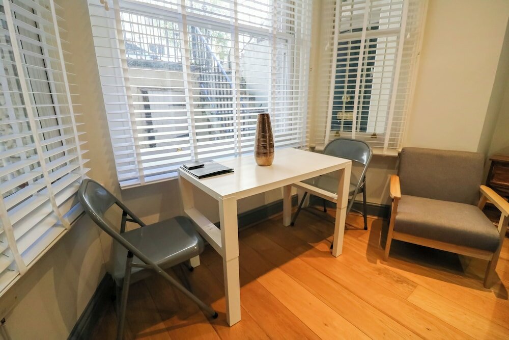 Фото Earl's Court - Longridge Road