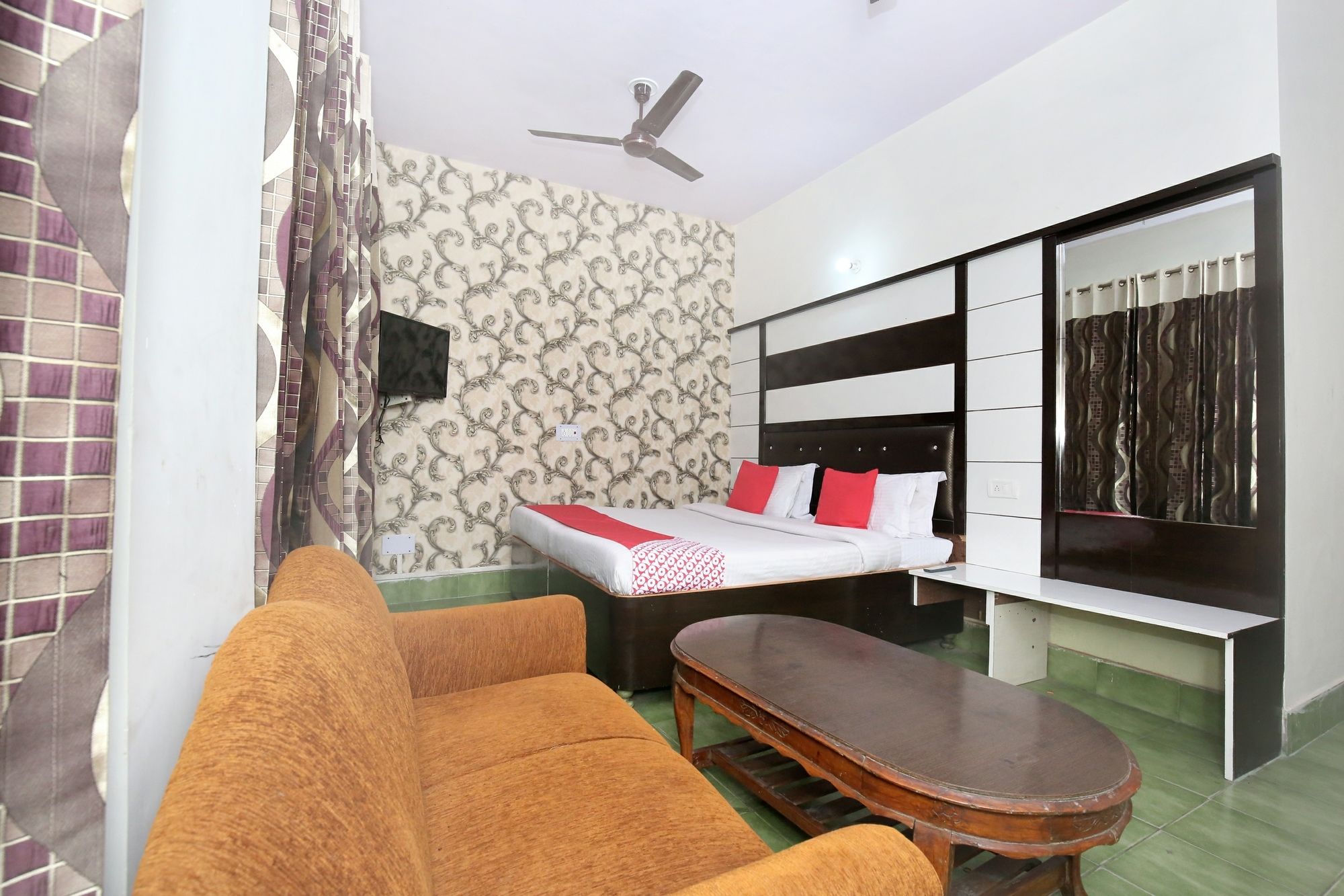 Фото Oyo 10376 Hotel Golden Inn