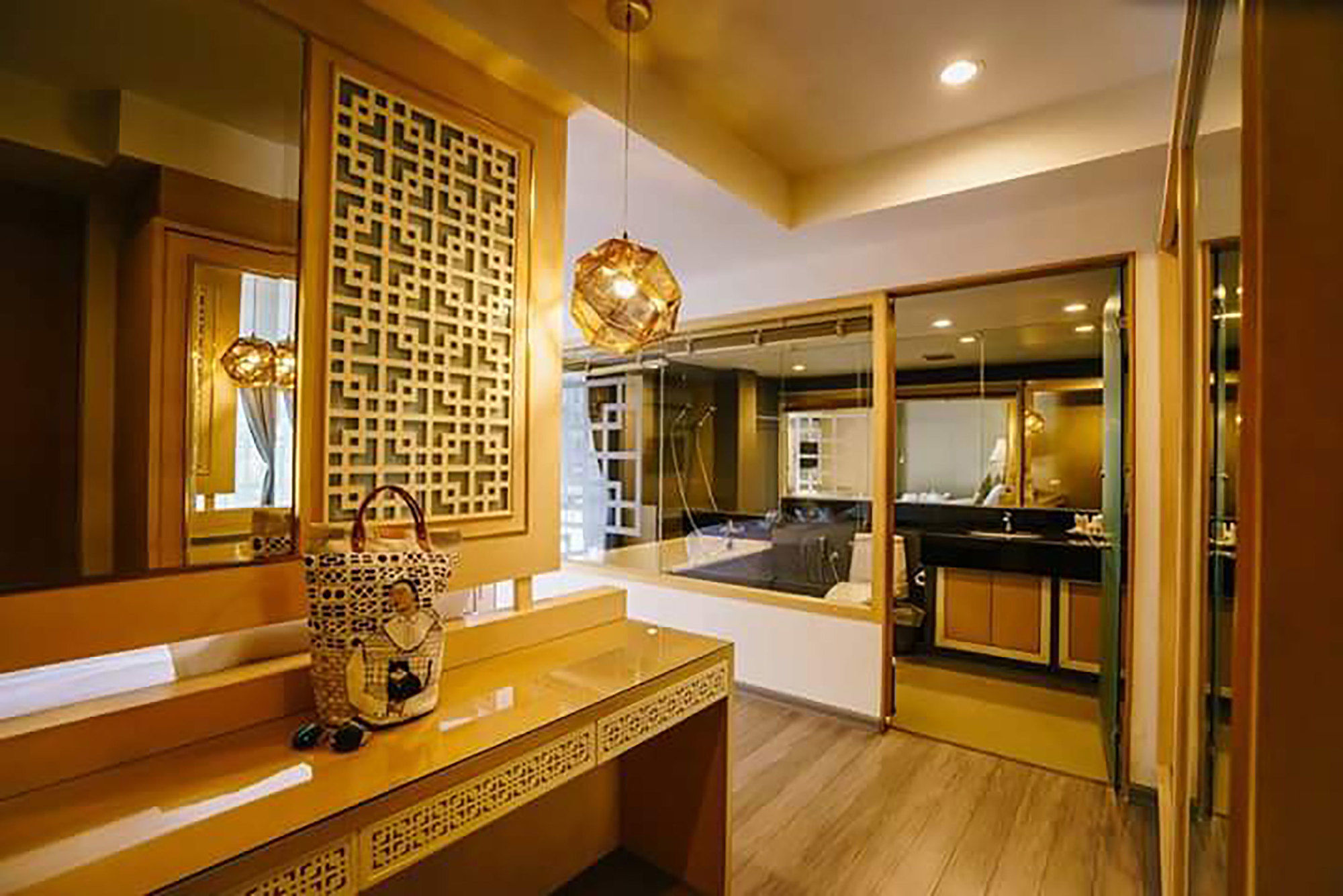 Фото Moon Dragon Hotel