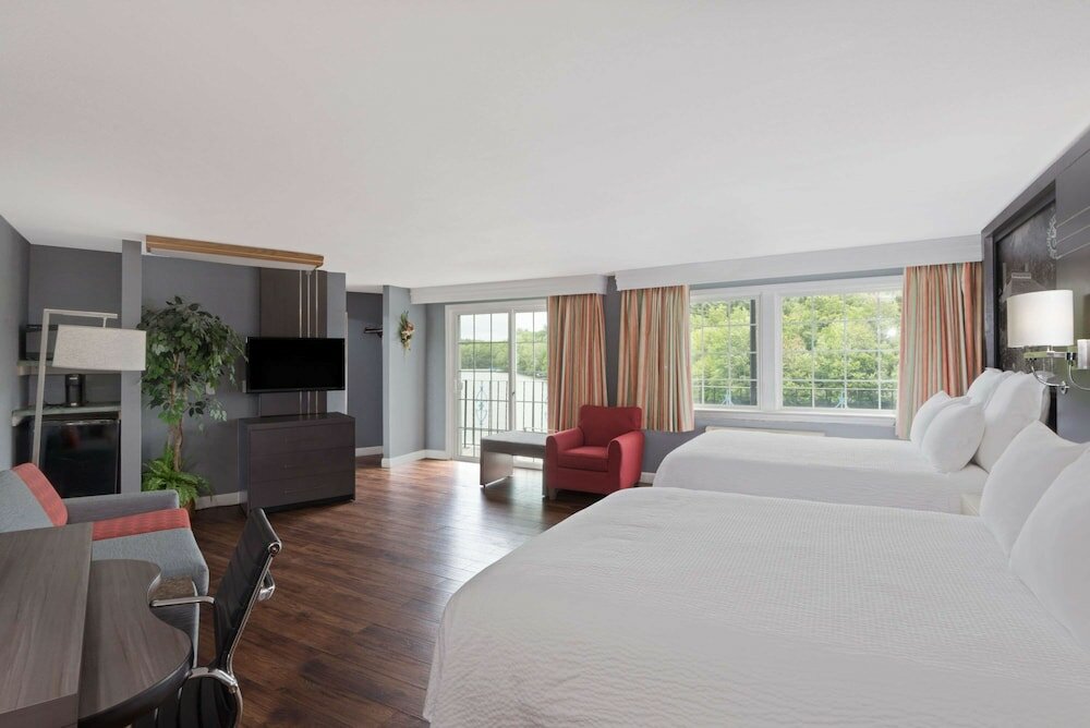 Фото Super 8 by Wyndham Sturbridge