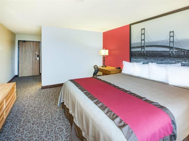 Фото Super 8 by Wyndham West Branch