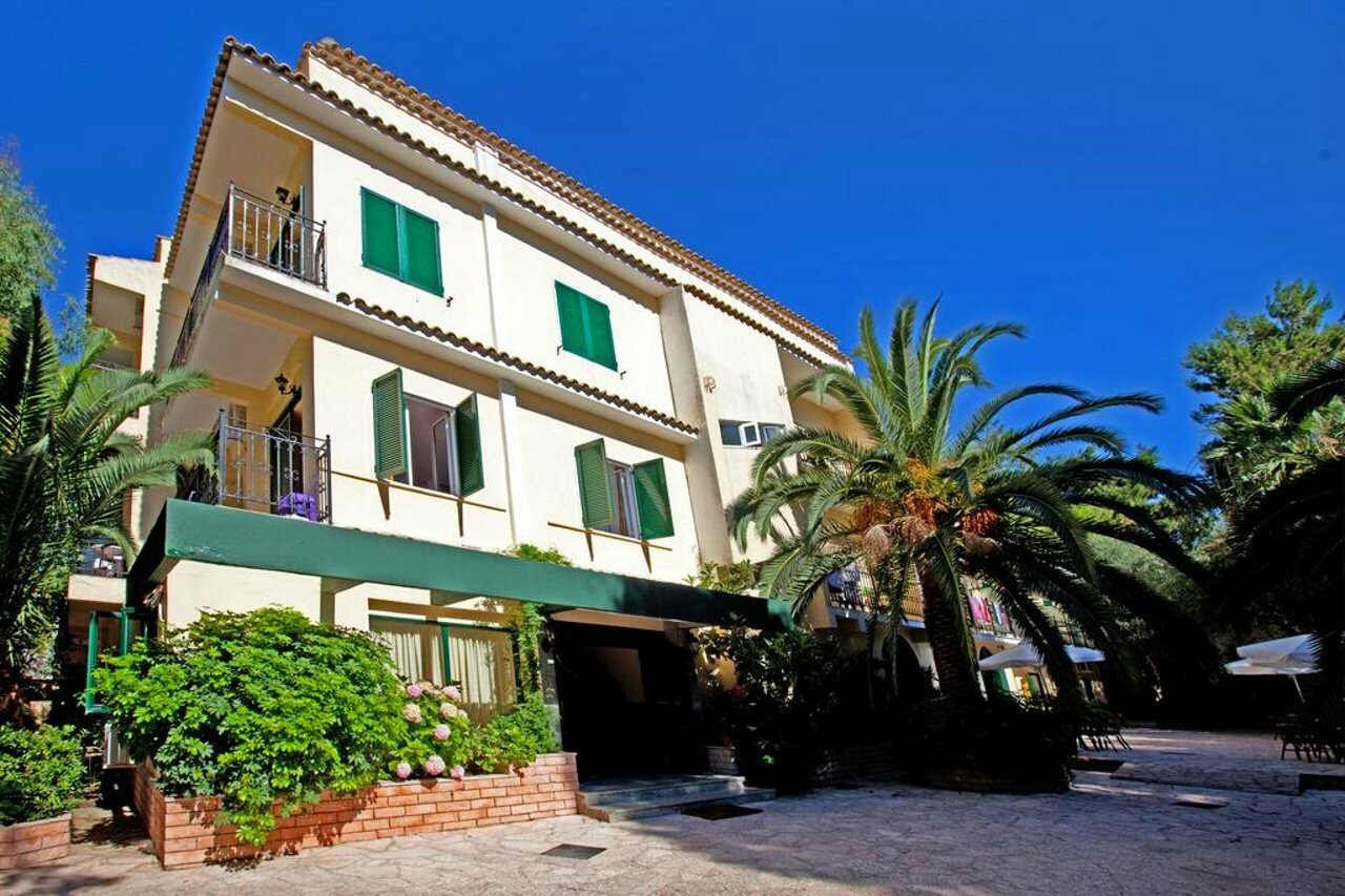 Фото отеля 1