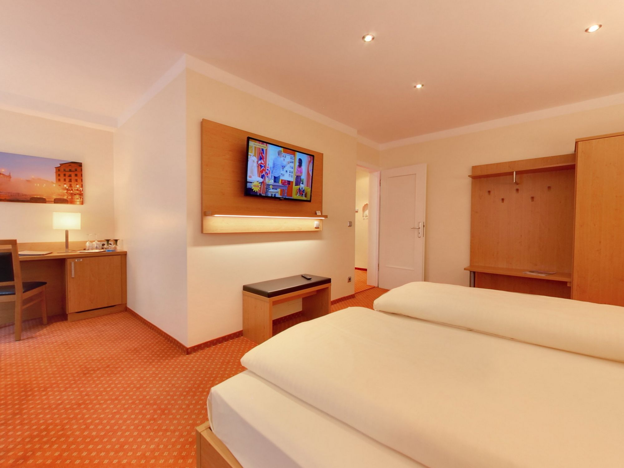 Фото Hotel Kriemhild am Hirschgarten