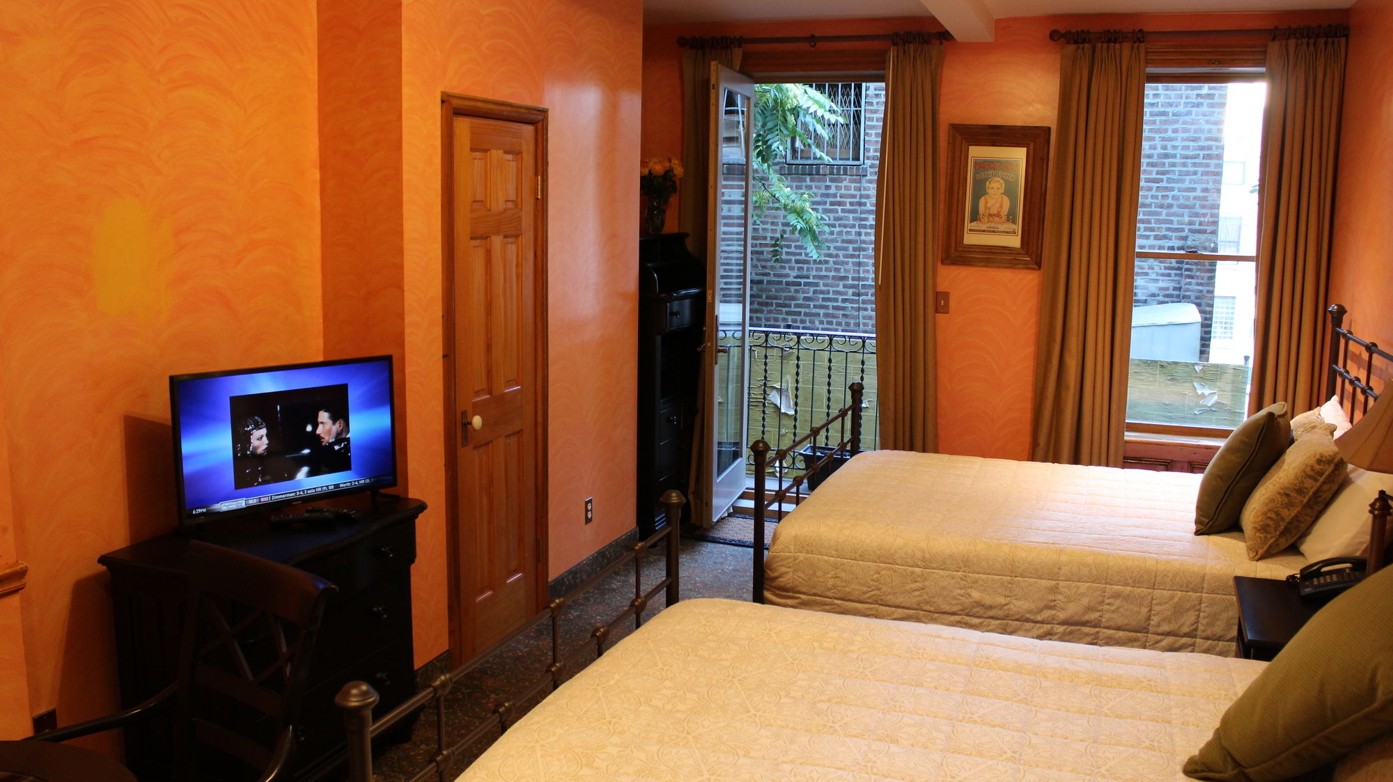 Фото The Historic Blue Moon Hotel - Nyc