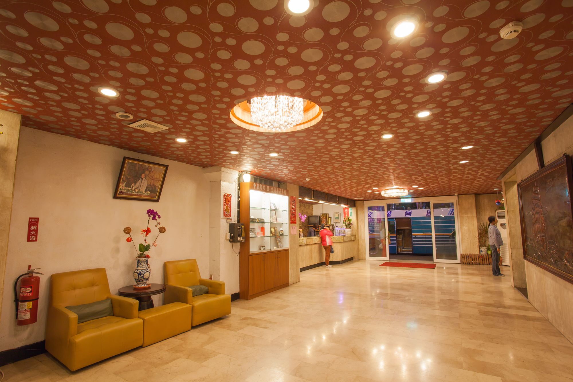 Фото Chiayi Crown Hotel