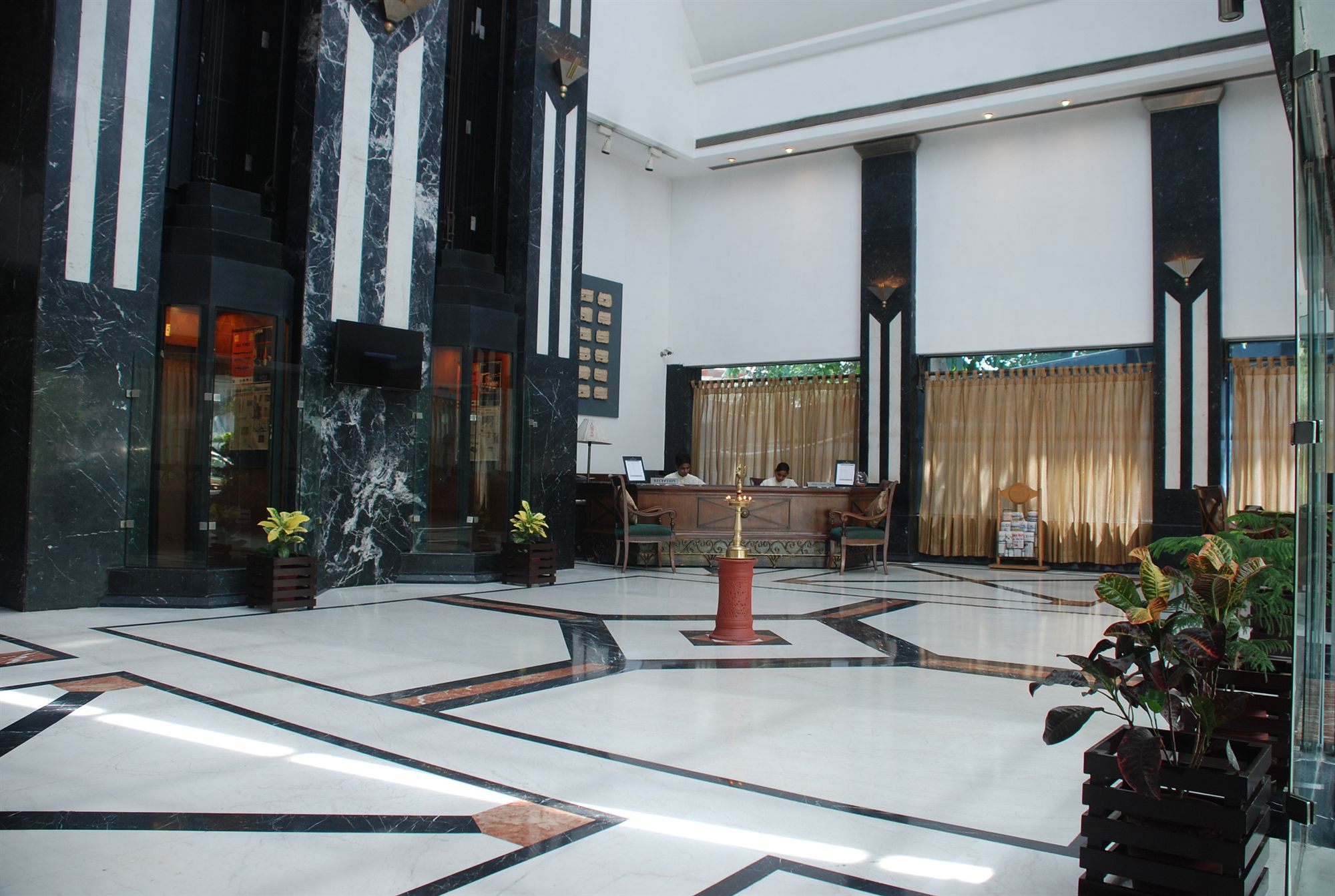 Фото The Maya Hotel