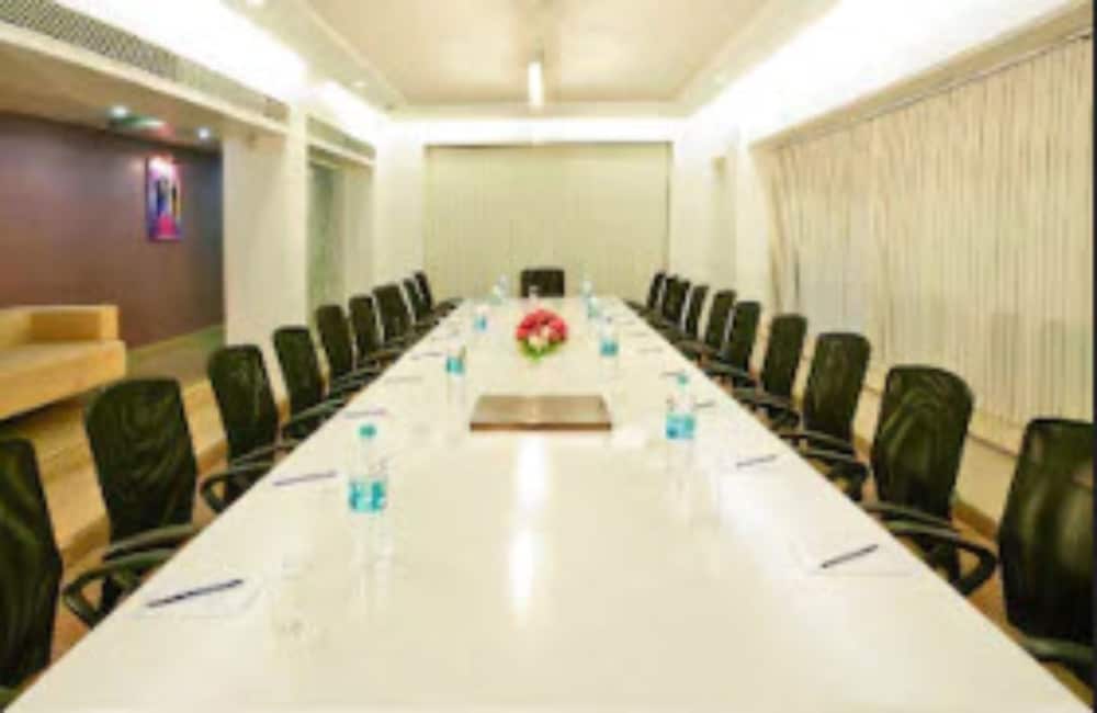 Фото Hotel Kohinoor Continental, Airport