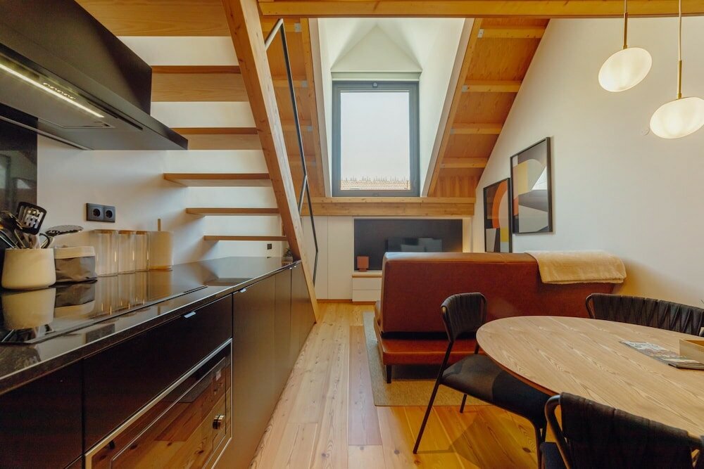 Фото Elegant Downtown Apartment