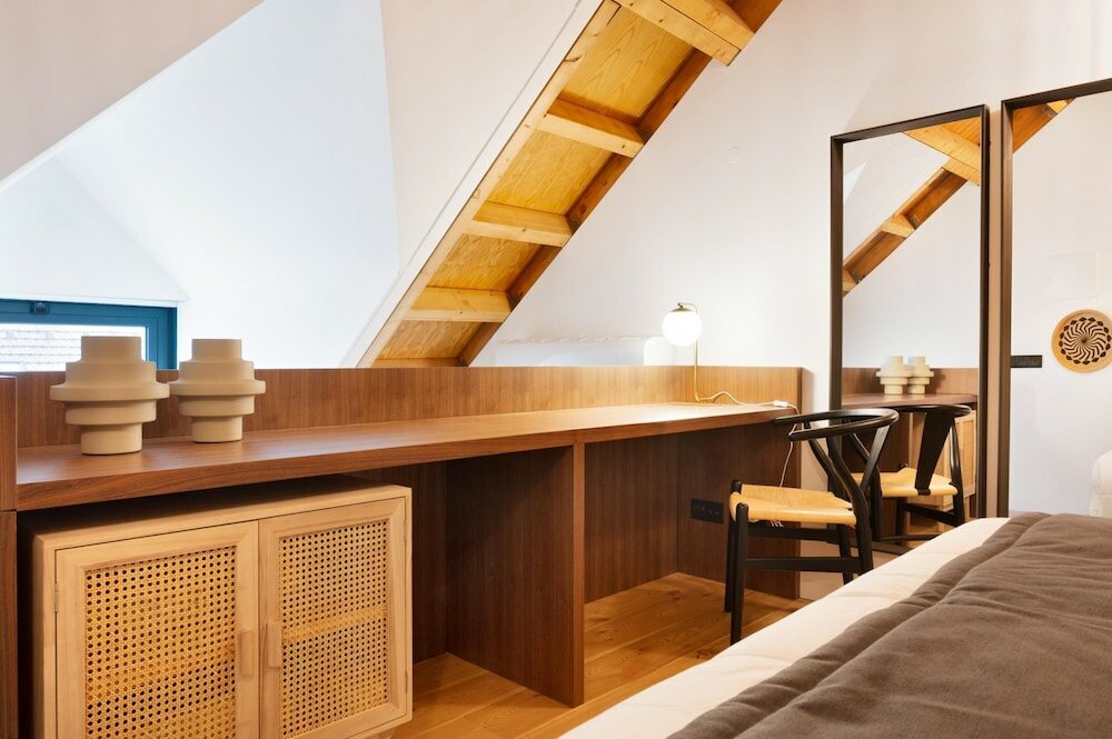 Фото Elegant Downtown Apartment