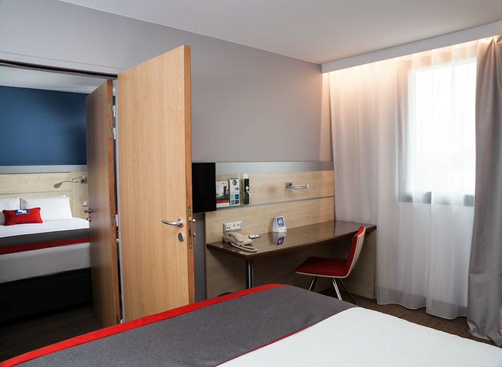 Фото Holiday Inn Express Toulouse Airport