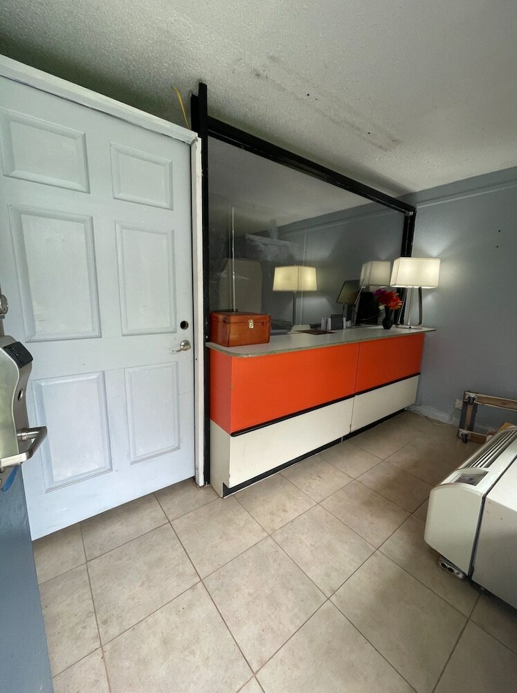 Фото Lamplighter Inn by Oyo Charlotte Airport Area