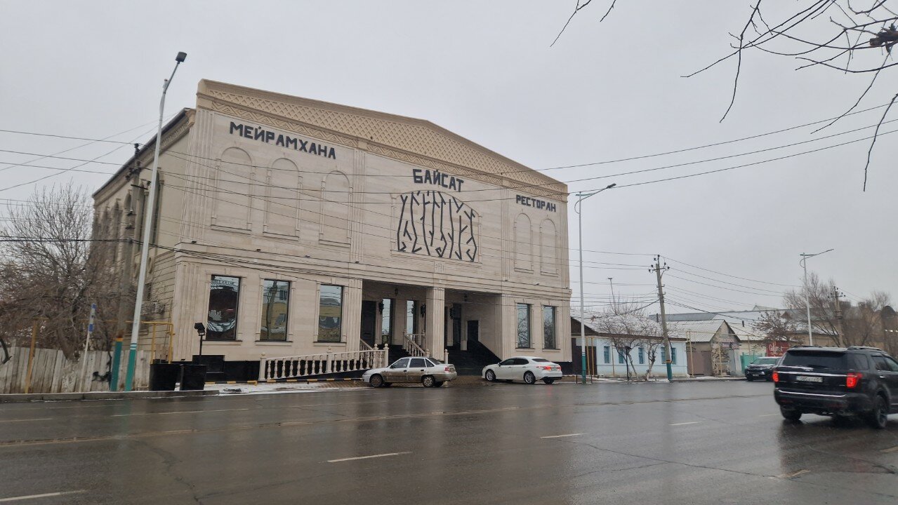 Еркек қызының сиськиін сорып, жалайды. Онлайн көру.