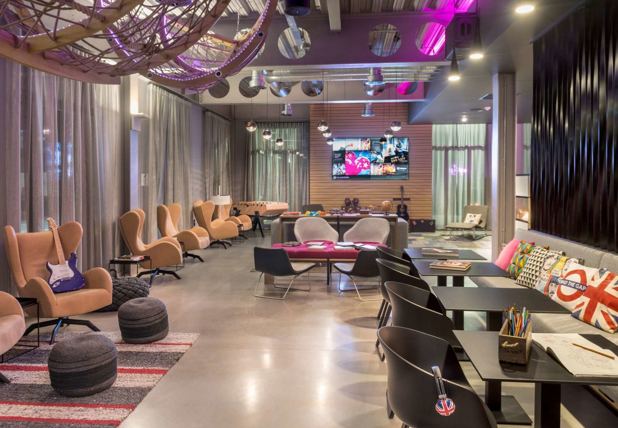 Фото Moxy London Excel