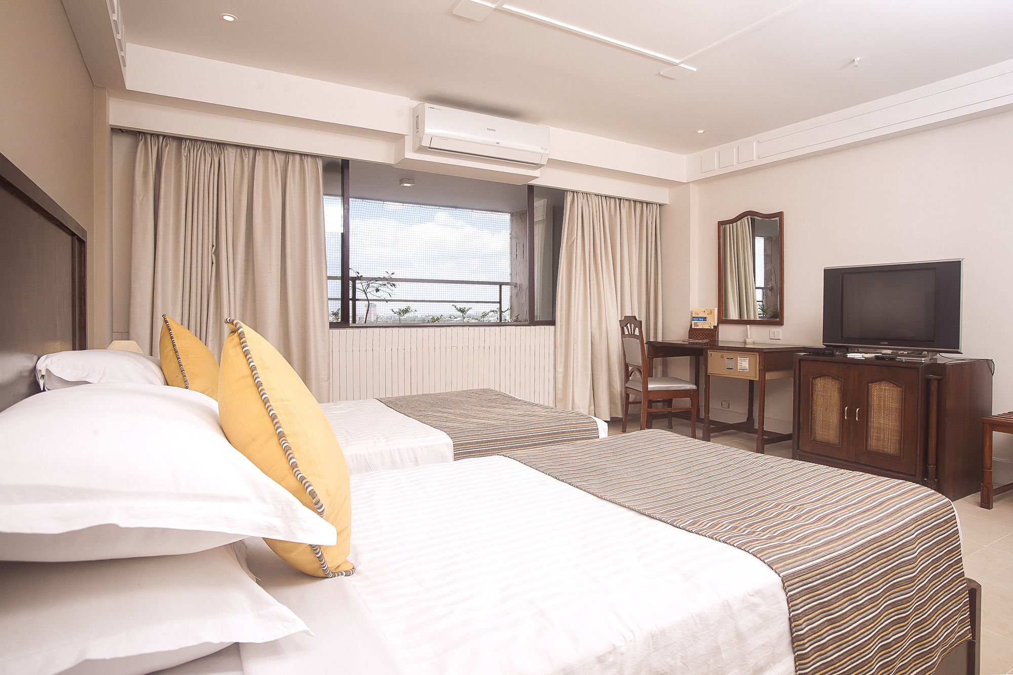 Фото Hotel Ivory Tower