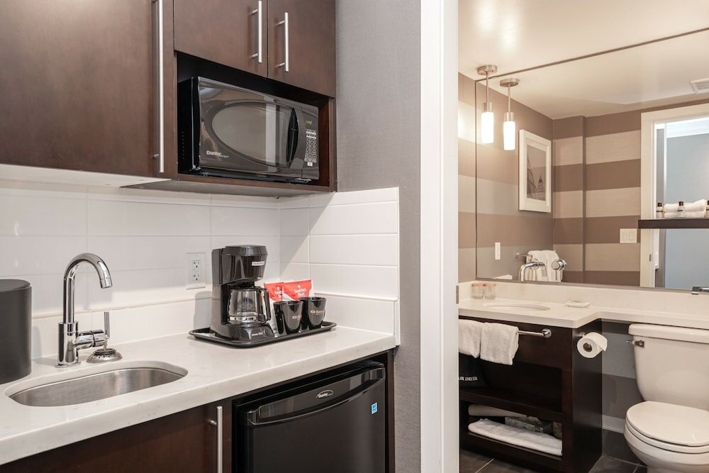 Фото Sandman Hotel Edmonton West