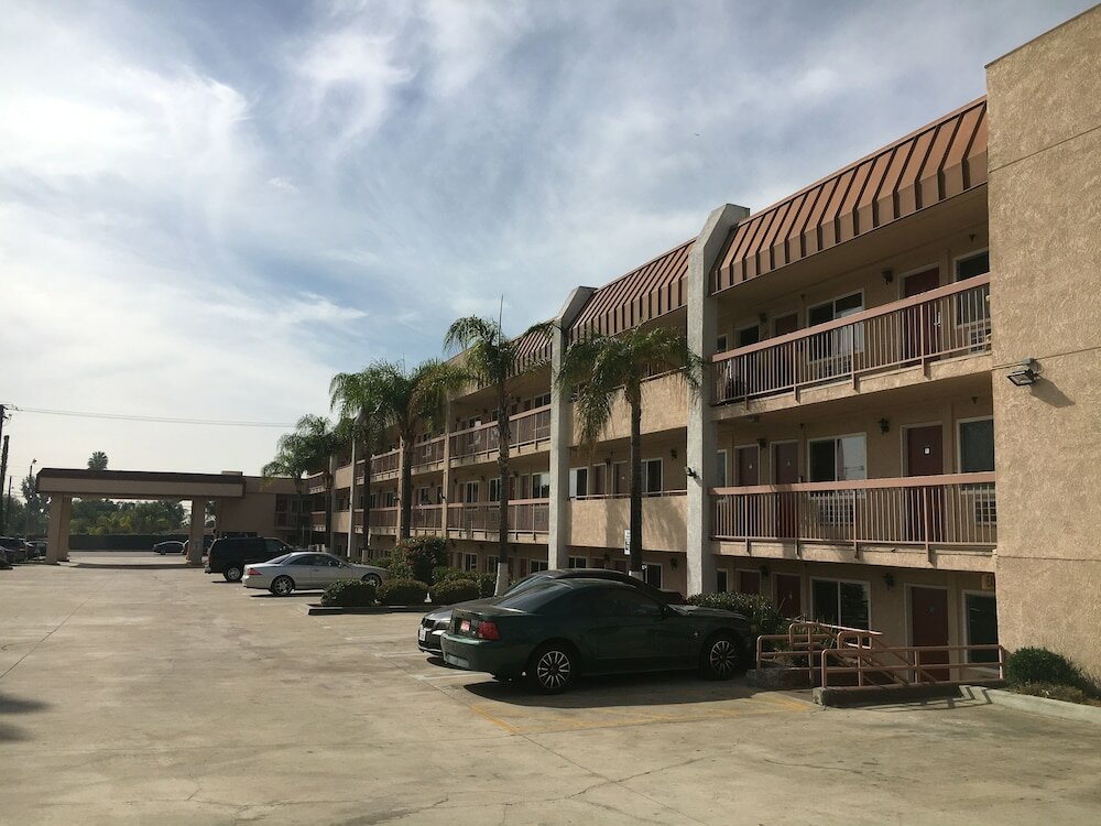 Фото Days Inn by Wyndham Ontario Airport