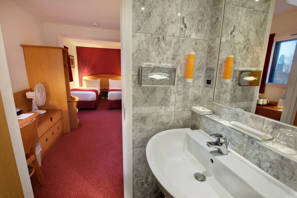 Фото Waterloo Hub Hotel & Suites