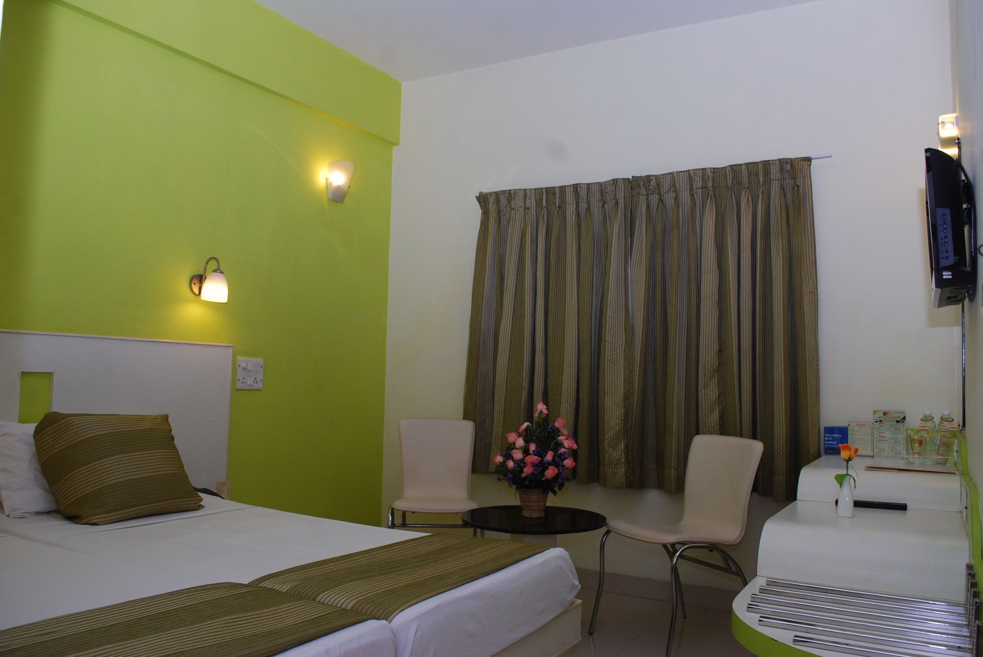 Фото Hotel Pandian
